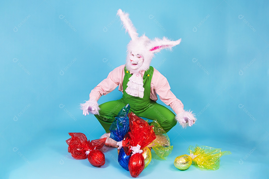 Pessoa fantasiada de coelho da páscoa sobre fundo isolado