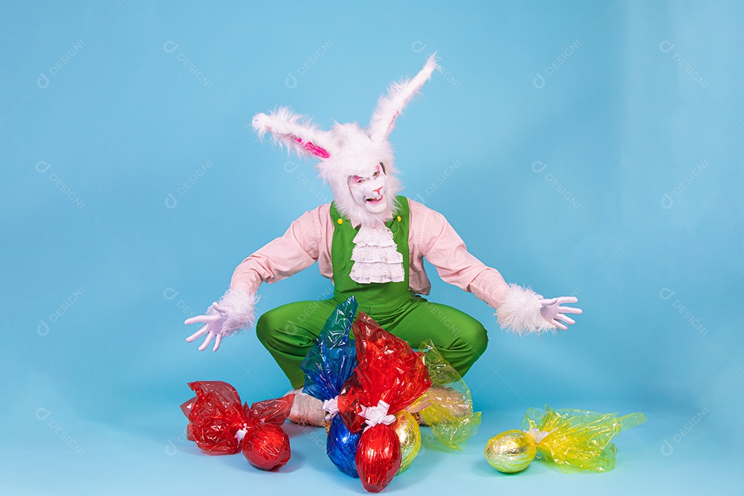 Pessoa fantasiada de coelho da páscoa sobre fundo isolado