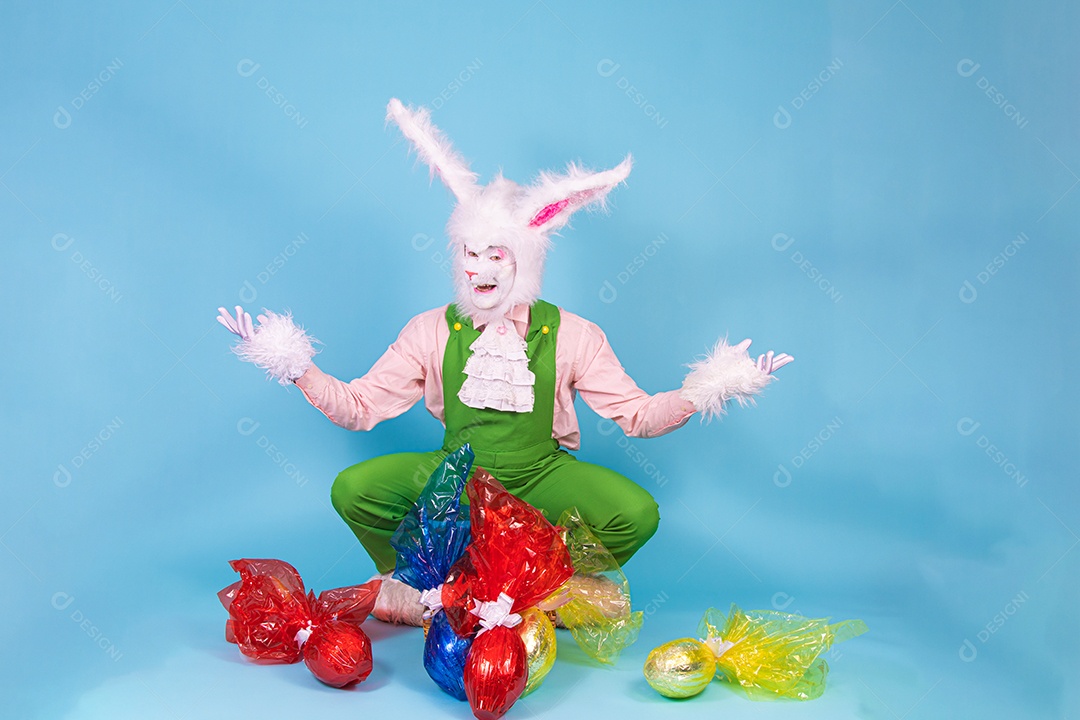 Pessoa fantasiada de coelho da páscoa sobre fundo isolado