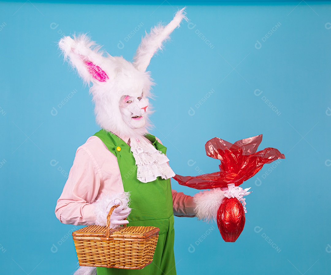 Pessoa fantasiada de coelho da páscoa sobre fundo isolado