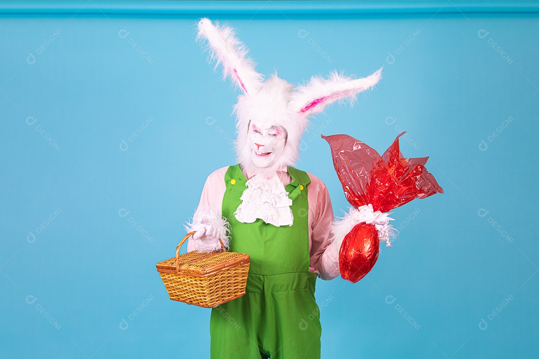 Pessoa fantasiada de coelho da páscoa sobre fundo isolado