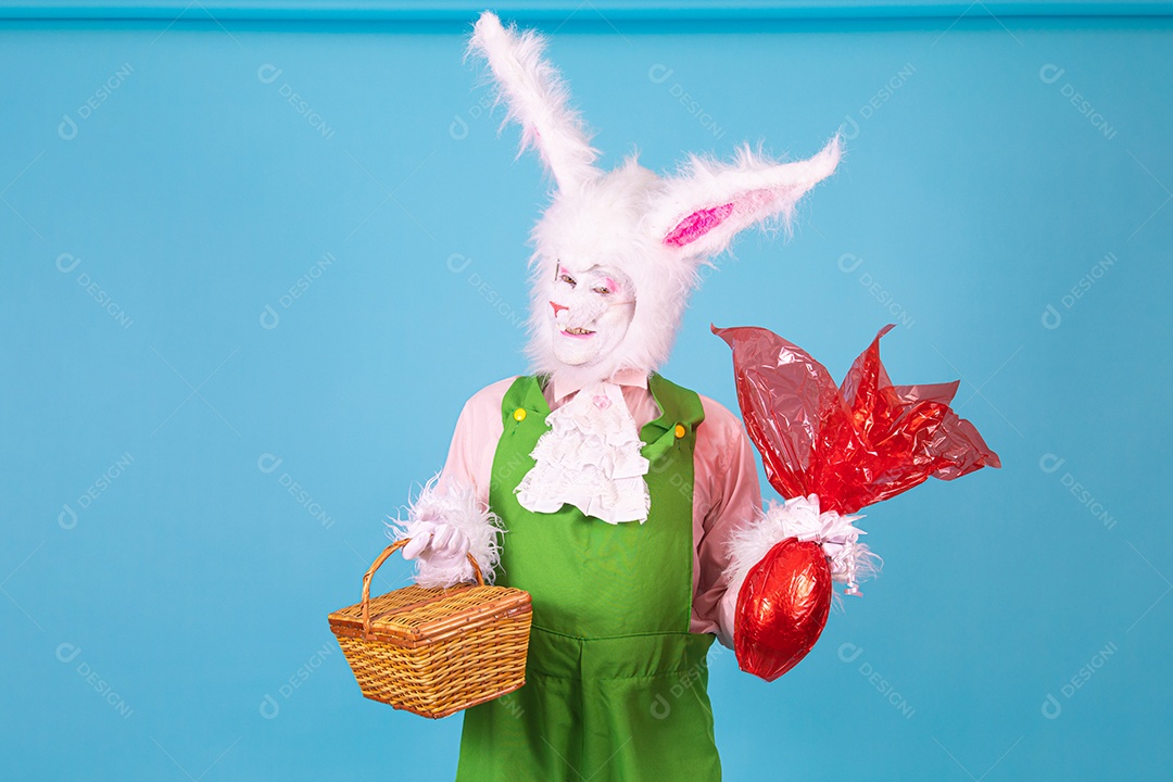 Pessoa fantasiada de coelho da páscoa sobre fundo isolado