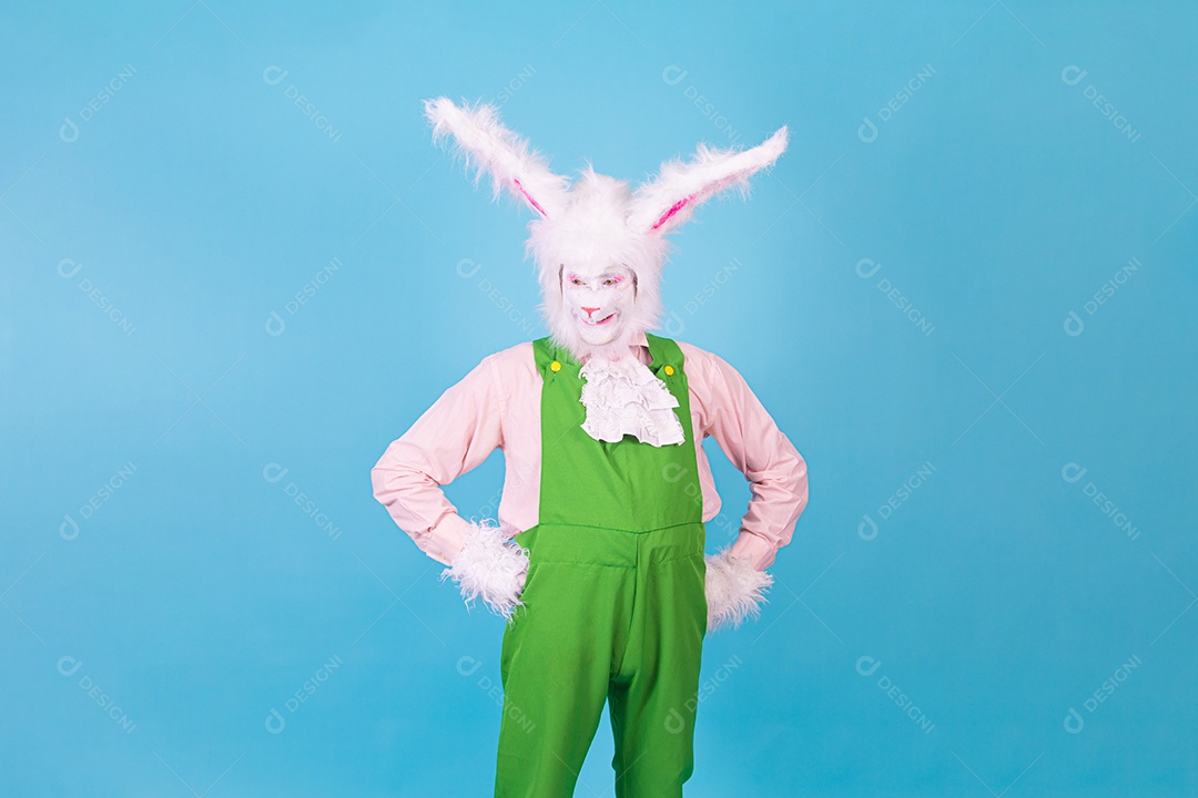 Pessoa fantasiada de coelho da páscoa sobre fundo isolado