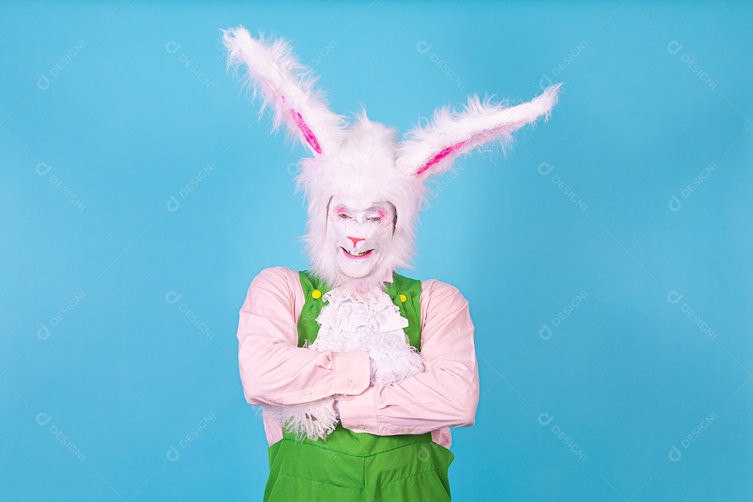 Pessoa fantasiada de coelho da páscoa sobre fundo isolado