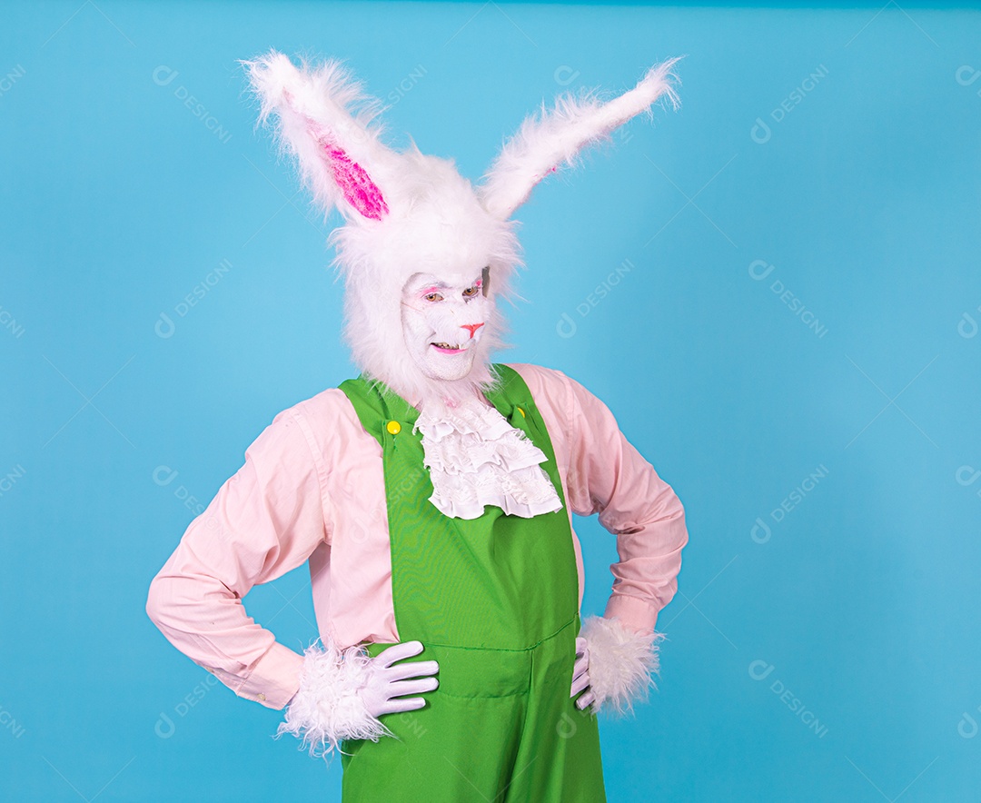 Pessoa fantasiada de coelho da páscoa sobre fundo isolado