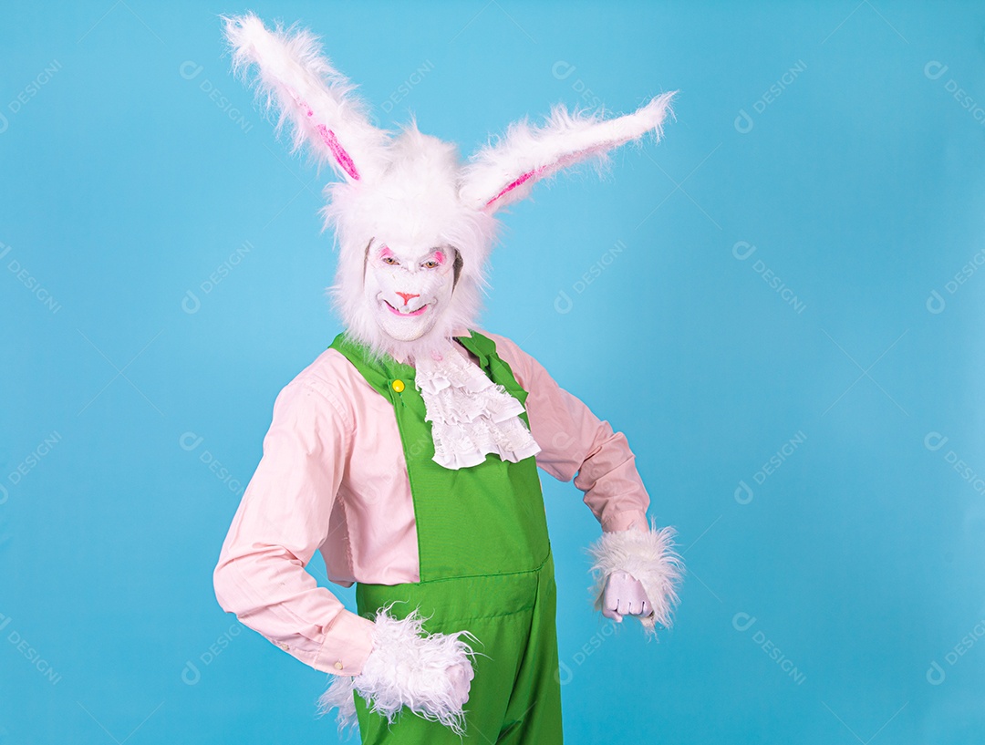 Pessoa fantasiada de coelho da páscoa sobre fundo isolado