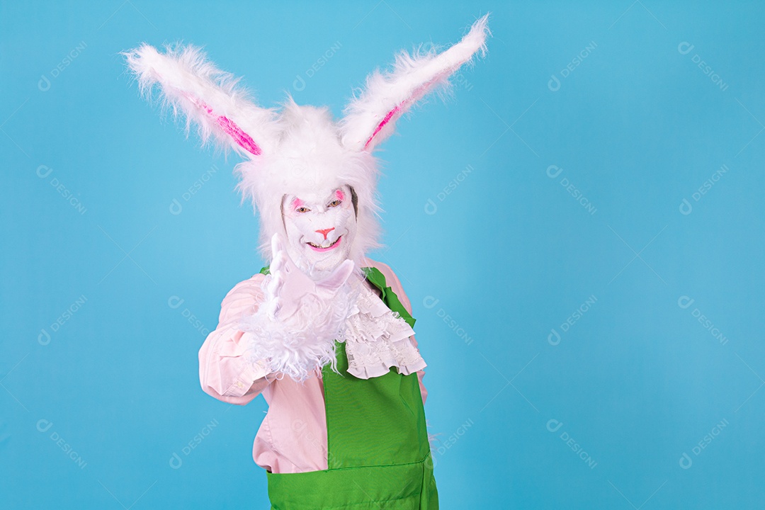 Pessoa fantasiada de coelho da páscoa sobre fundo isolado