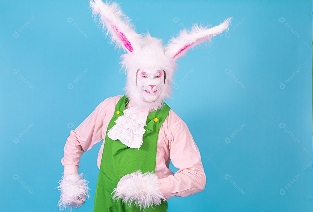 Pessoa fantasiada de coelho da páscoa sobre fundo isolado