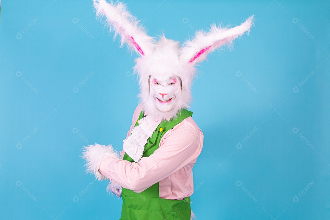 Pessoa fantasiada de coelho da páscoa sobre fundo isolado