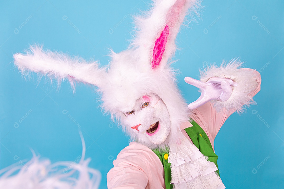 Pessoa fantasiada de coelho da páscoa sobre fundo isolado