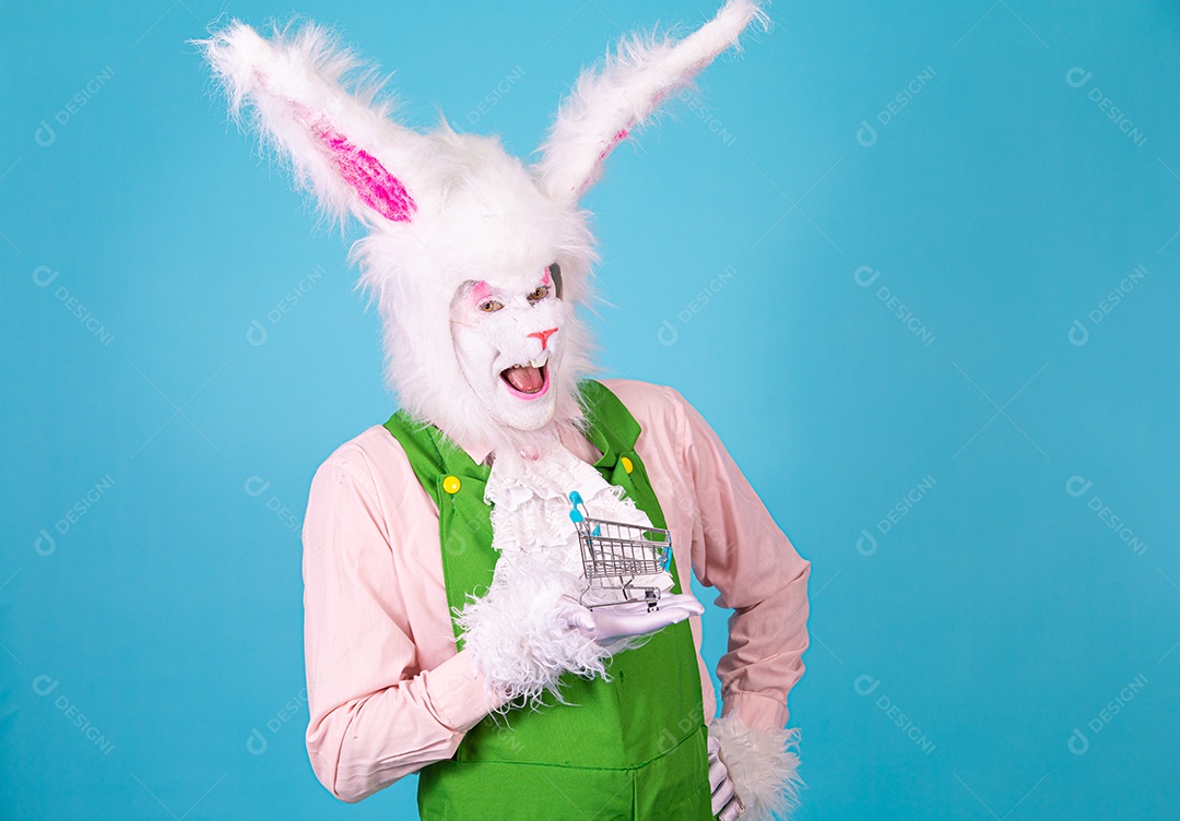 Pessoa fantasiada de coelho da páscoa sobre fundo isolado