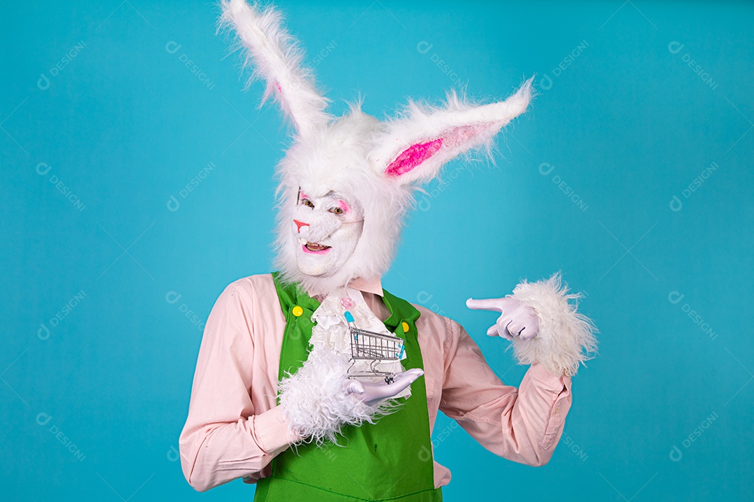 Pessoa fantasiada de coelho da páscoa sobre fundo isolado