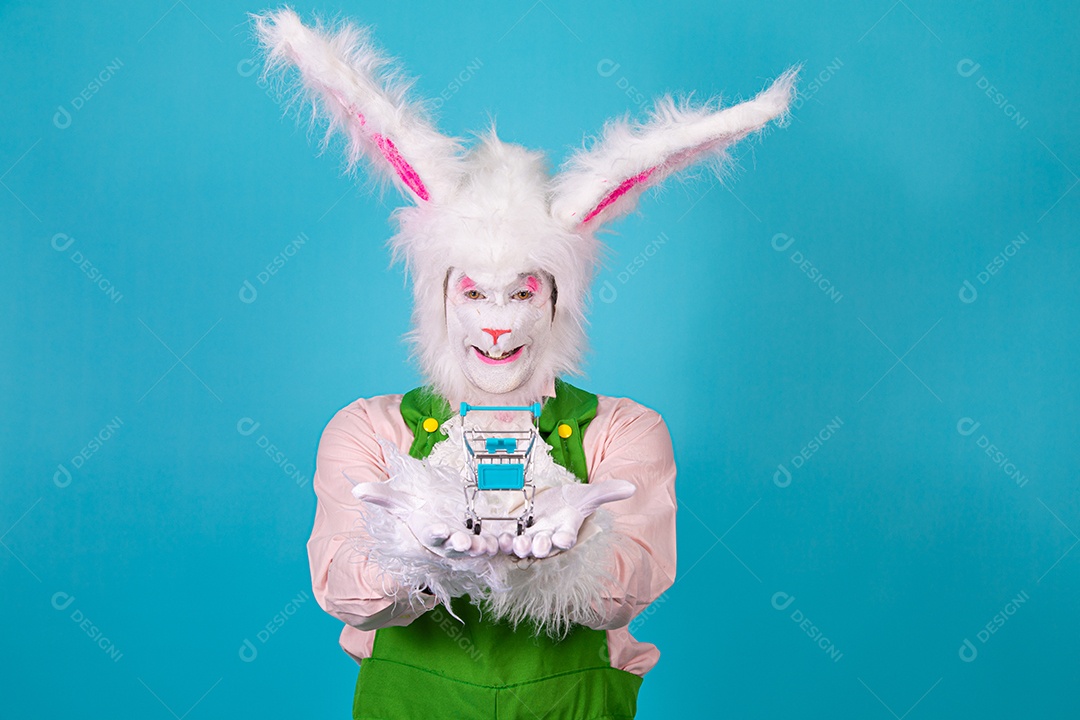 Pessoa fantasiada de coelho da páscoa sobre fundo isolado