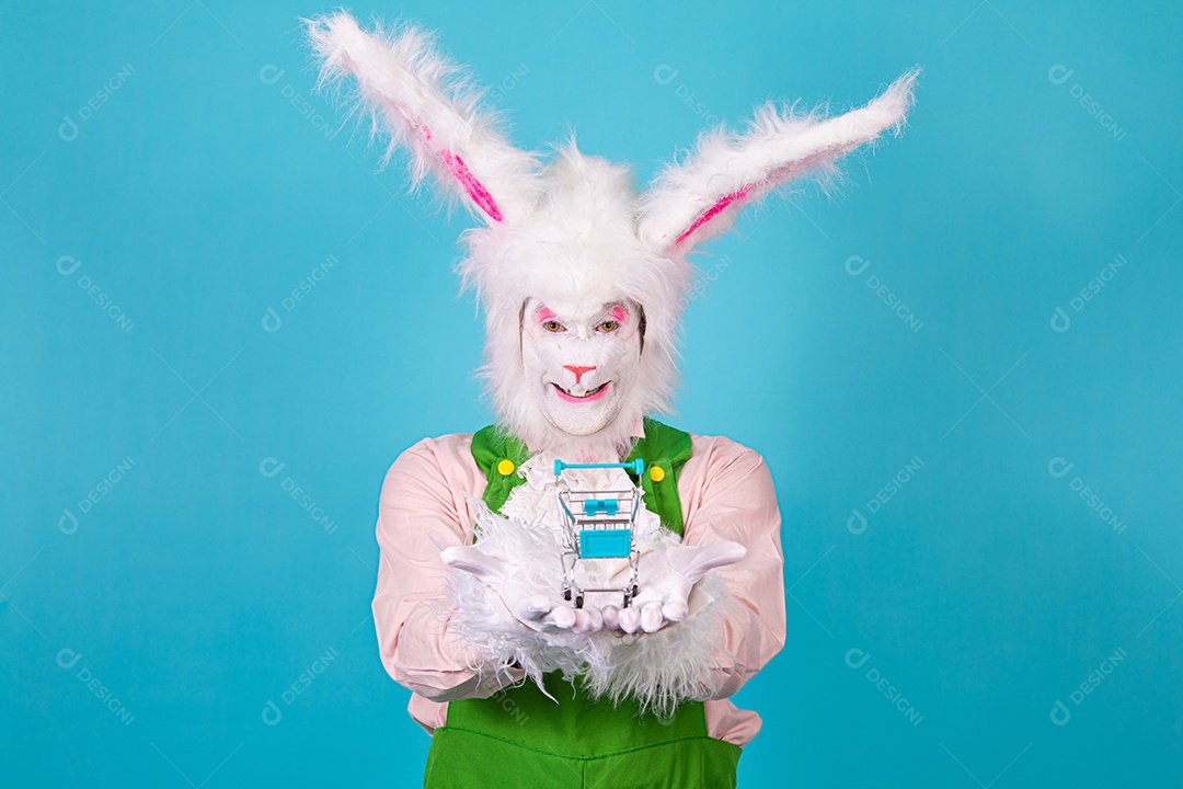 Pessoa fantasiada de coelho da páscoa sobre fundo isolado