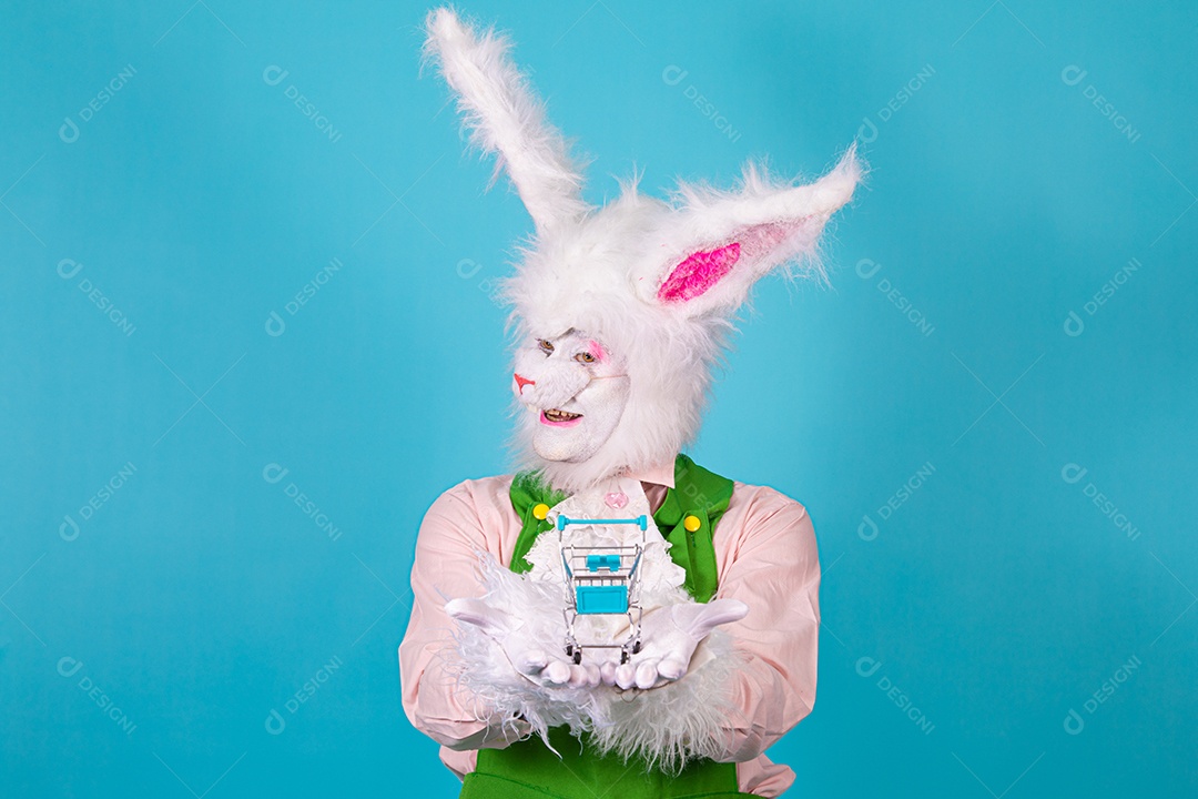 Pessoa fantasiada de coelho da páscoa sobre fundo isolado