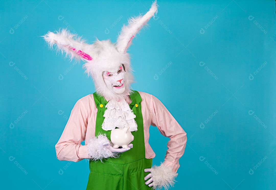 Pessoa fantasiada de coelho da páscoa sobre fundo isolado