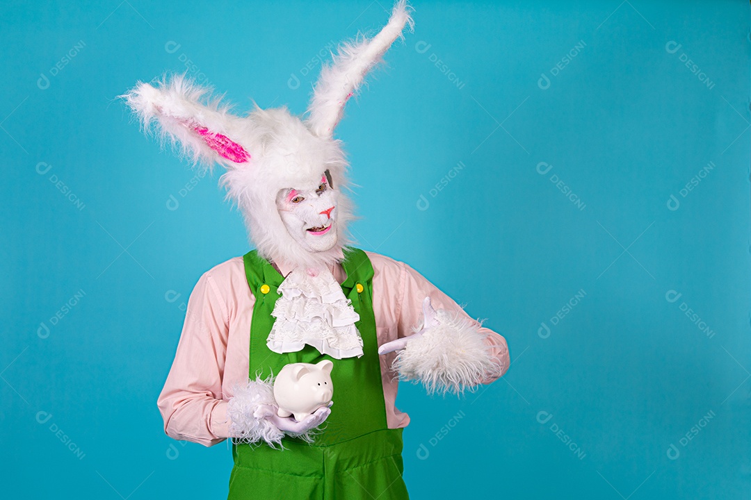 Pessoa fantasiada de coelho da páscoa sobre fundo isolado