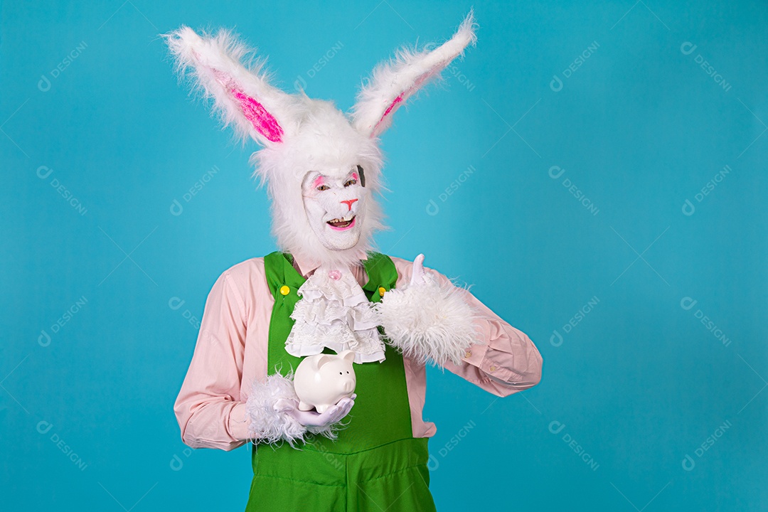 Pessoa fantasiada de coelho da páscoa sobre fundo isolado