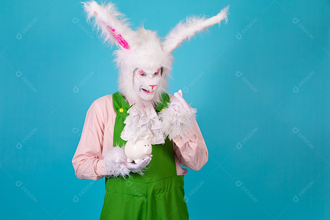 Pessoa fantasiada de coelho da páscoa sobre fundo isolado