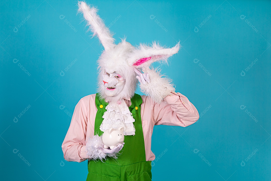 Pessoa fantasiada de coelho da páscoa sobre fundo isolado