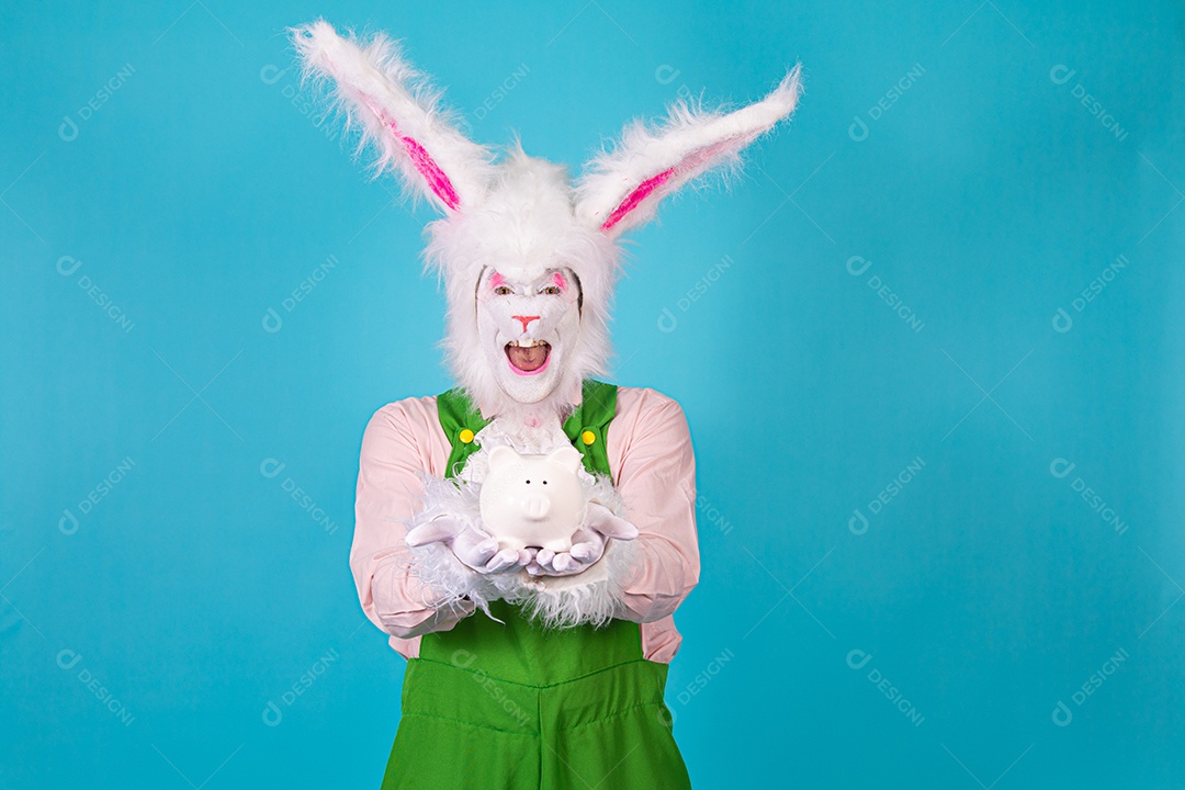 Pessoa fantasiada de coelho da páscoa sobre fundo isolado