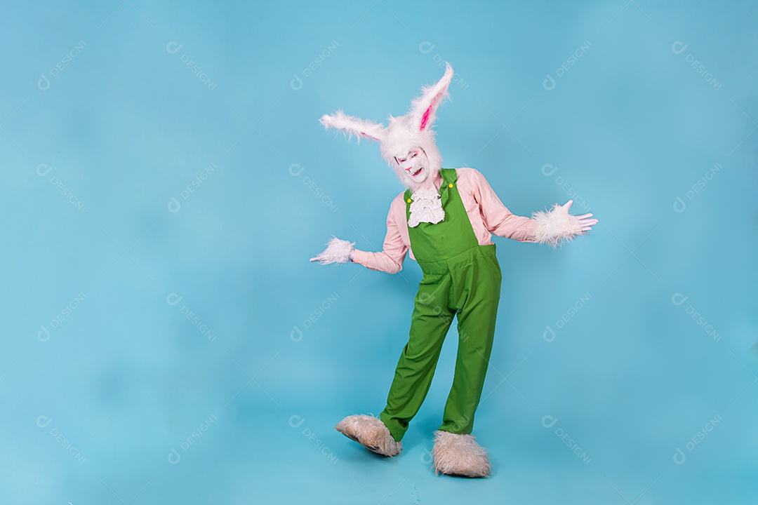 Pessoa fantasiada de coelho da páscoa sobre fundo isolado