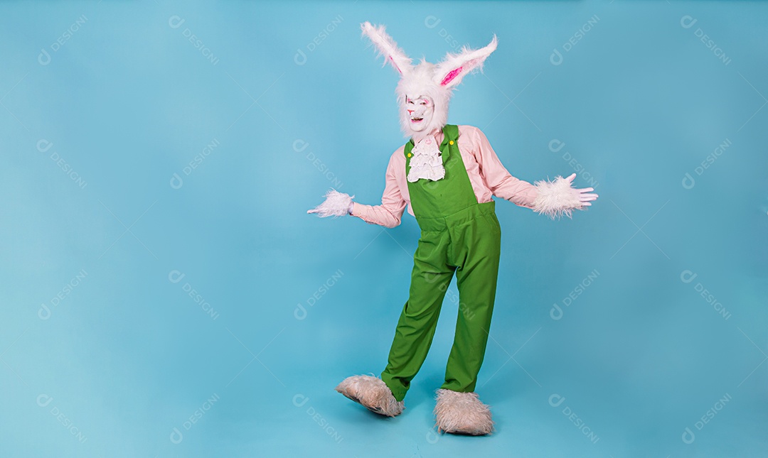 Pessoa fantasiada de coelho da páscoa sobre fundo isolado