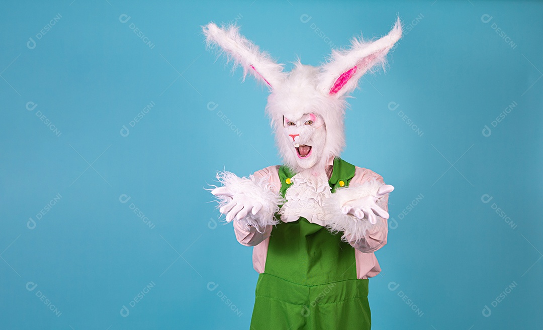 Pessoa fantasiada de coelho da páscoa sobre fundo isolado