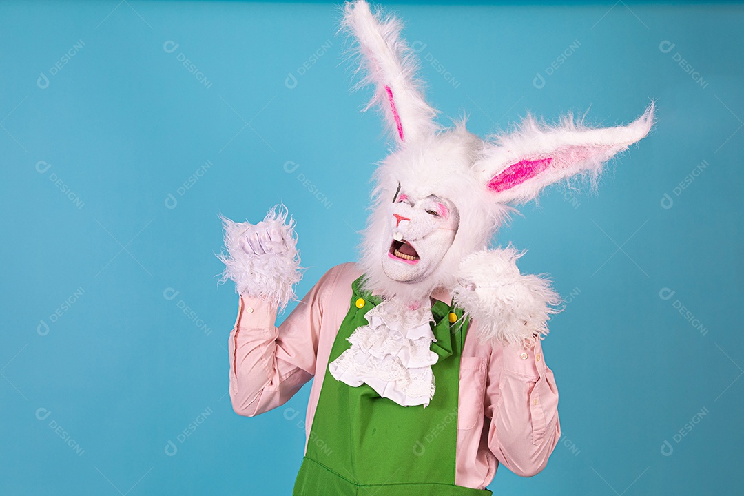 Pessoa fantasiada de coelho da páscoa sobre fundo isolado