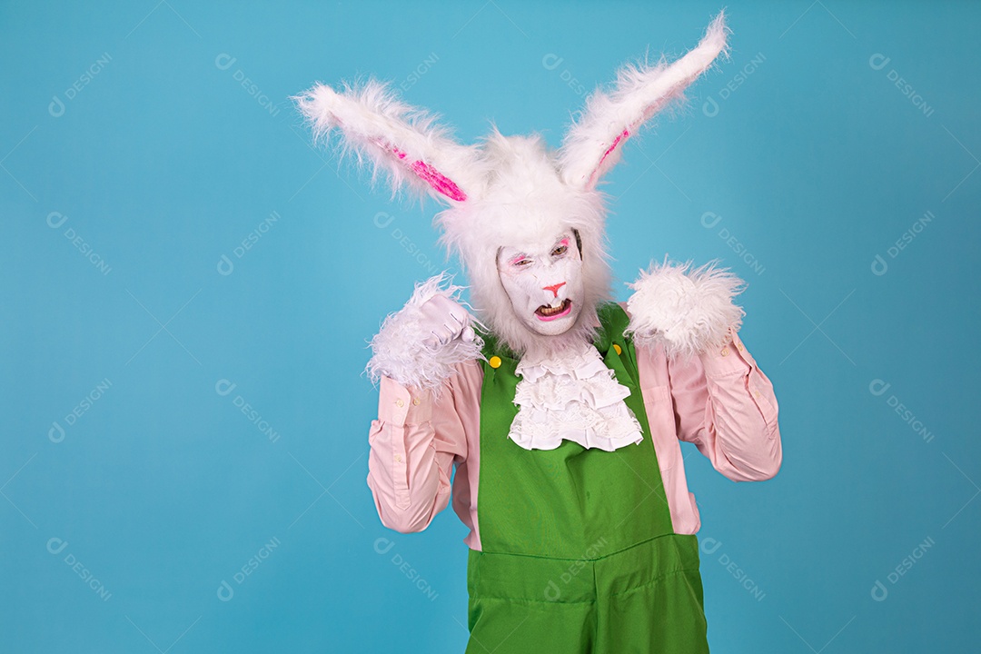 Pessoa fantasiada de coelho da páscoa sobre fundo isolado