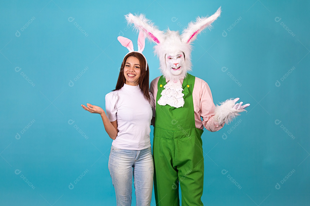 Mulher fantasiada ao lado de coelho da pascoa fantasiadas