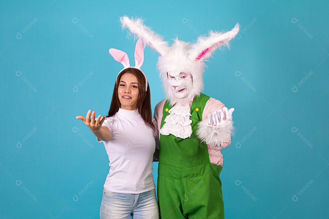 Mulher fantasiada ao lado de coelho da pascoa fantasiadas