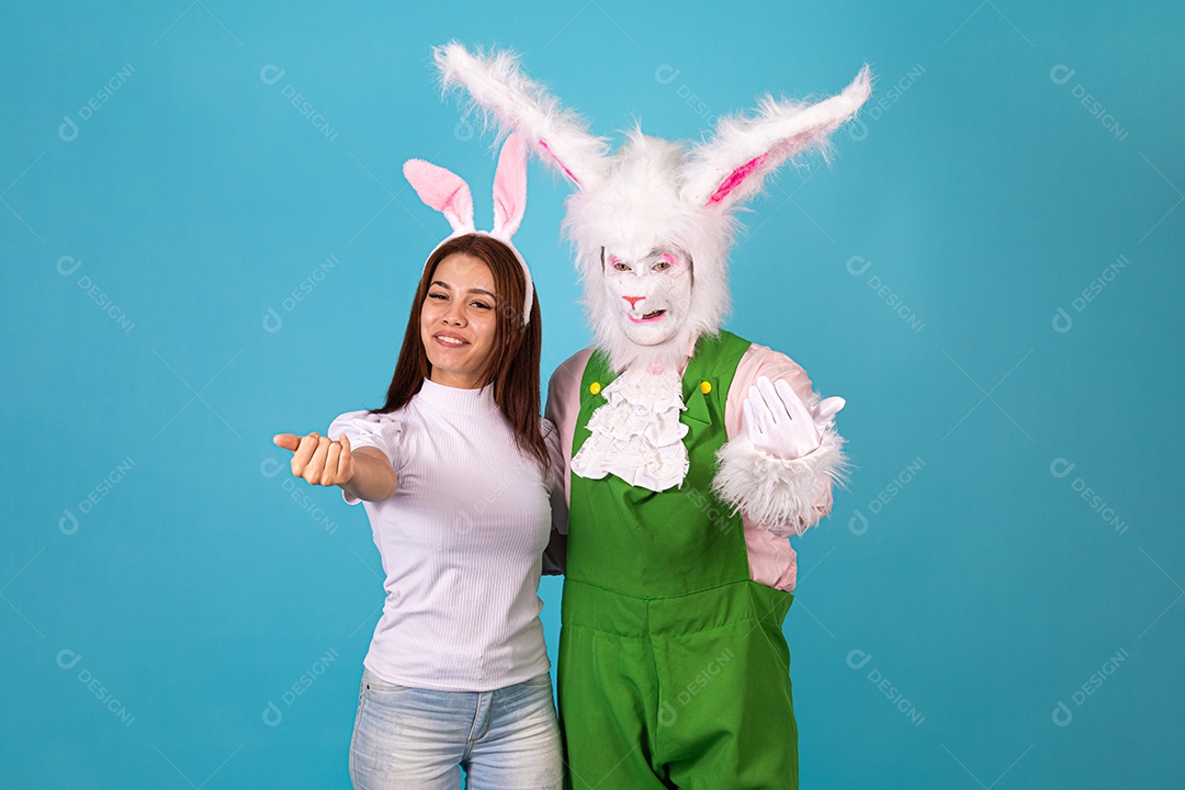 Mulher fantasiada ao lado de coelho da pascoa fantasiadas