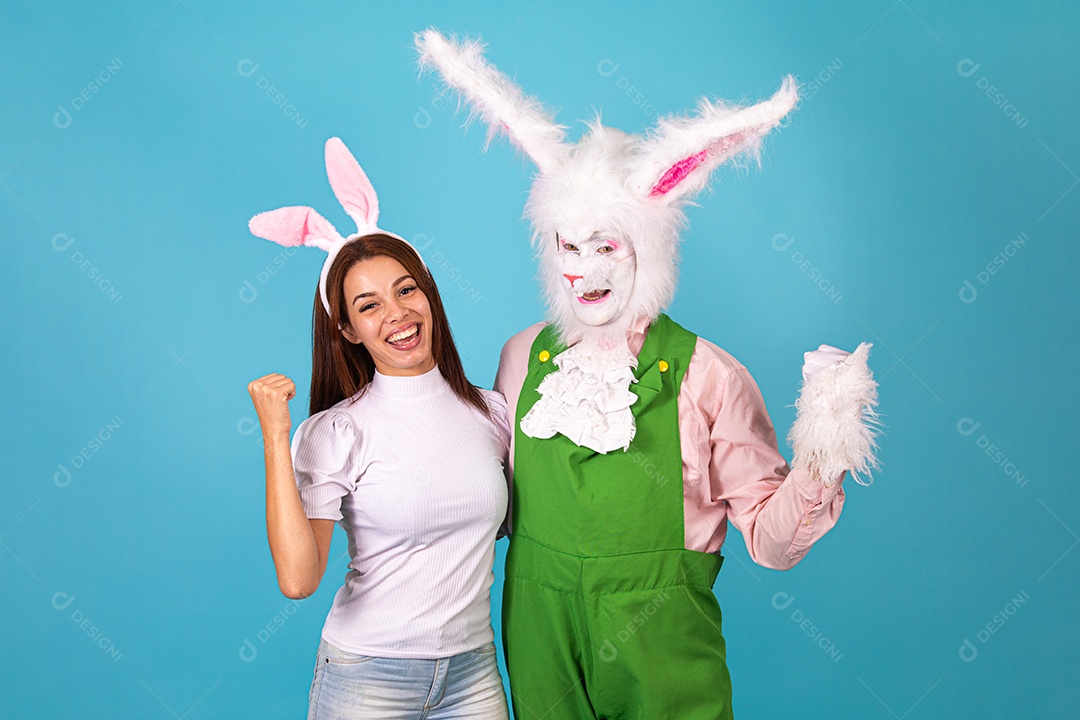 Mulher fantasiada ao lado de coelho da pascoa fantasiadas