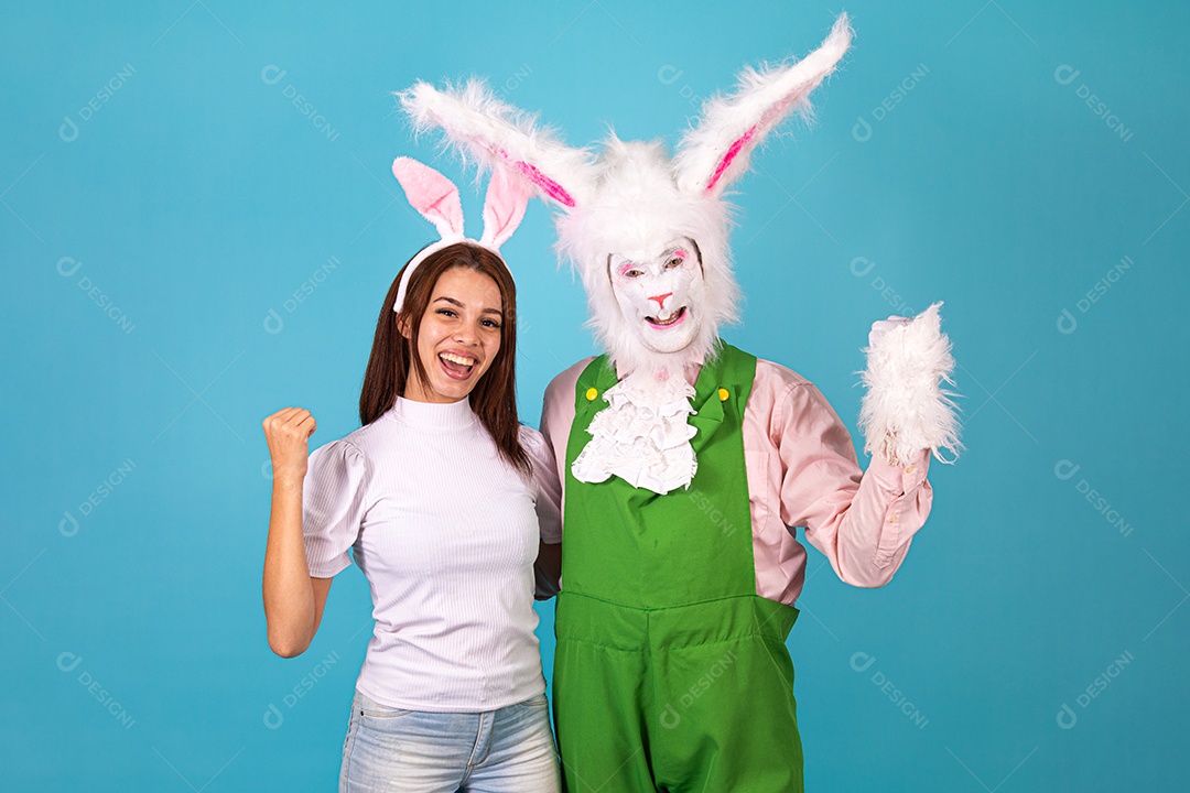 Mulher fantasiada ao lado de coelho da pascoa fantasiadas