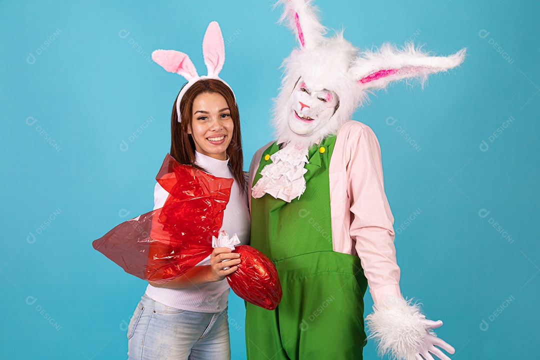 Mulher fantasiada ao lado de coelho da pascoa fantasiadas