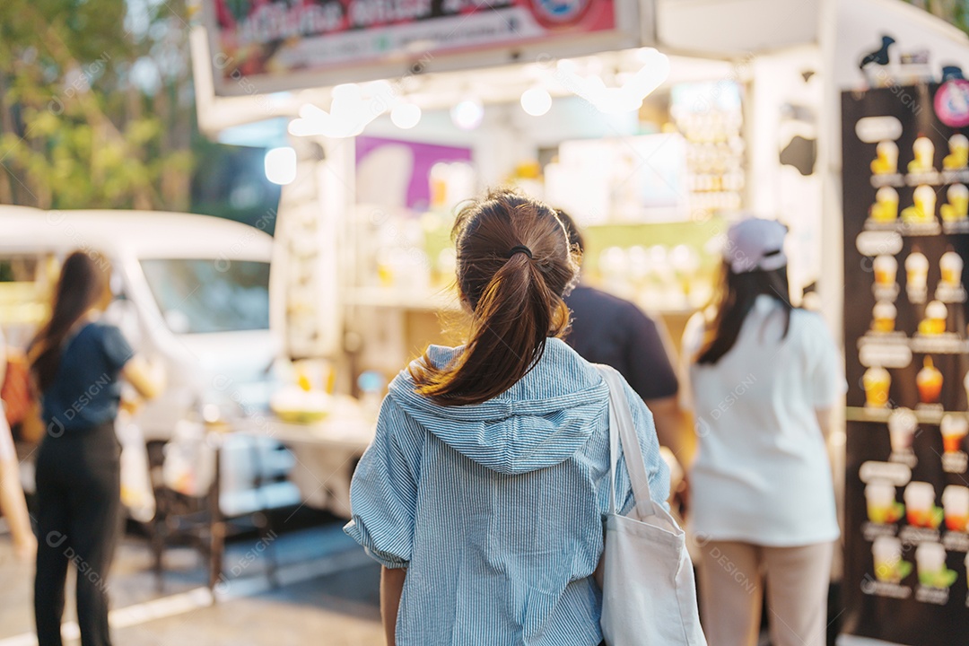 Viajante de mulher visitando no Food Truck Market