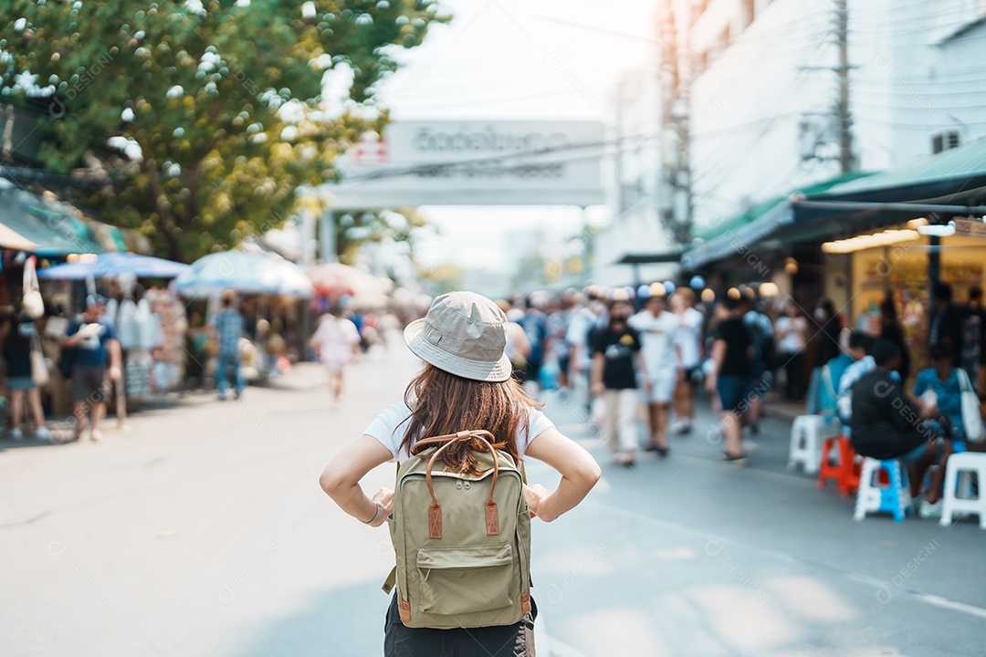 Viajante de mulher visitando Bangkok, turista com mochila