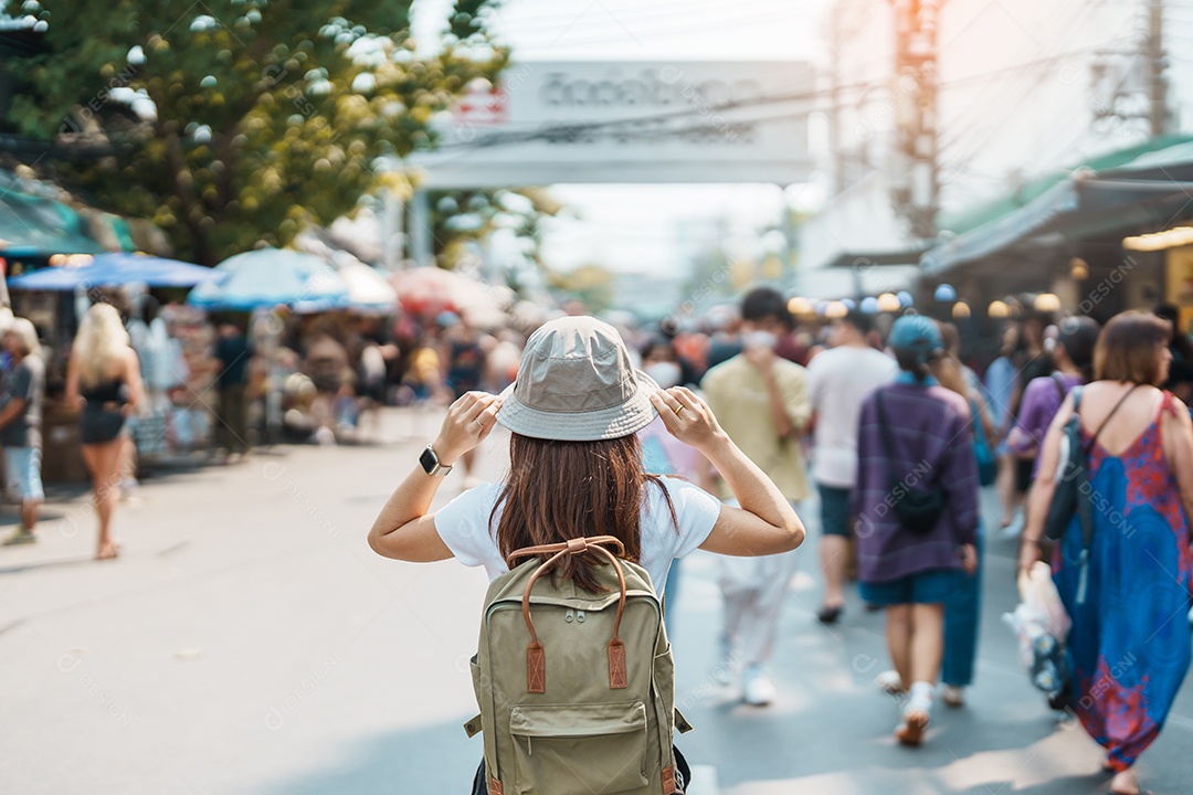 Viajante de mulher visitando Bangkok, turista com mochila