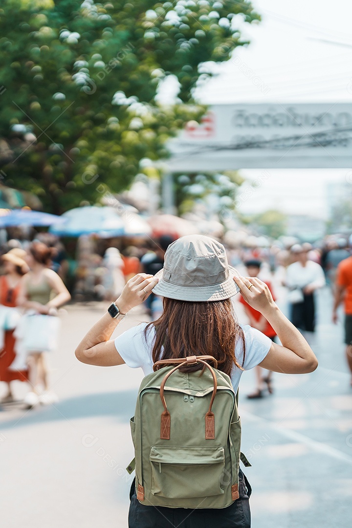 Viajante de mulher visitando Bangkok, turista com mochila