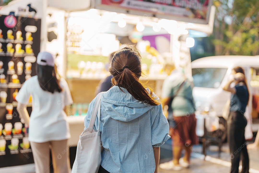 Viajante de mulher visitando no Food Truck Market, turista com bolsa