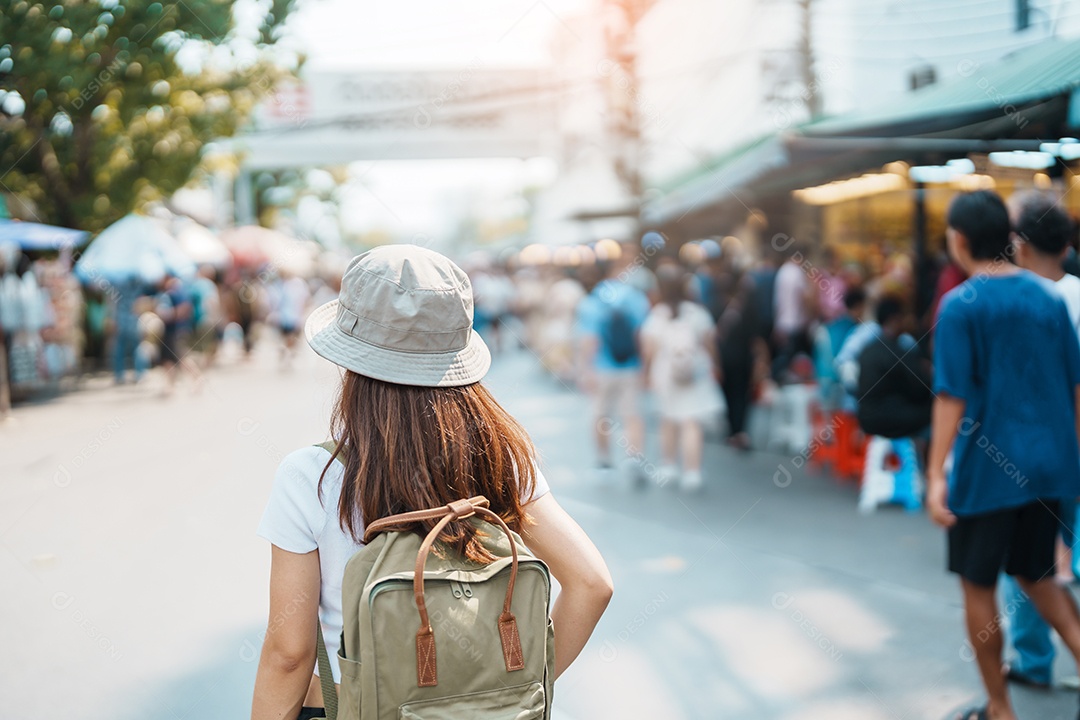 Viajante de mulher visitando Bangkok, turista com mochila