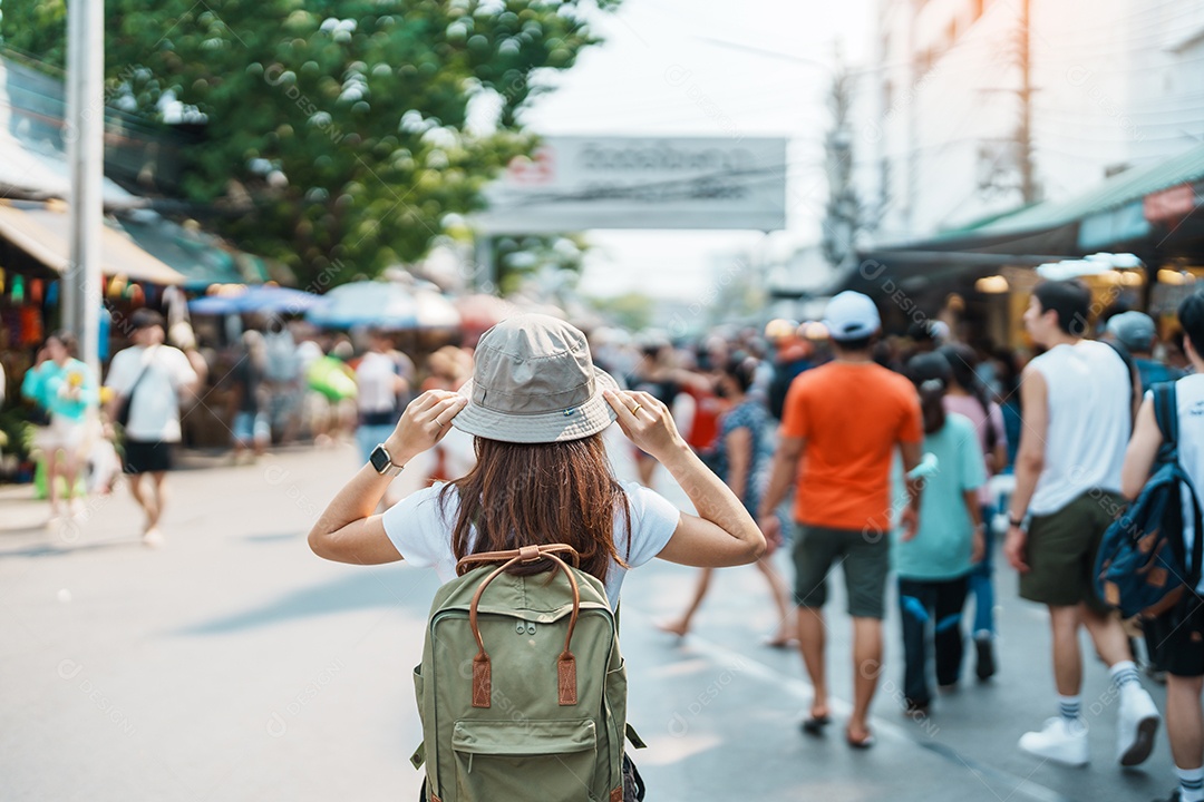 Viajante de mulher visitando Bangkok, turista com mochila