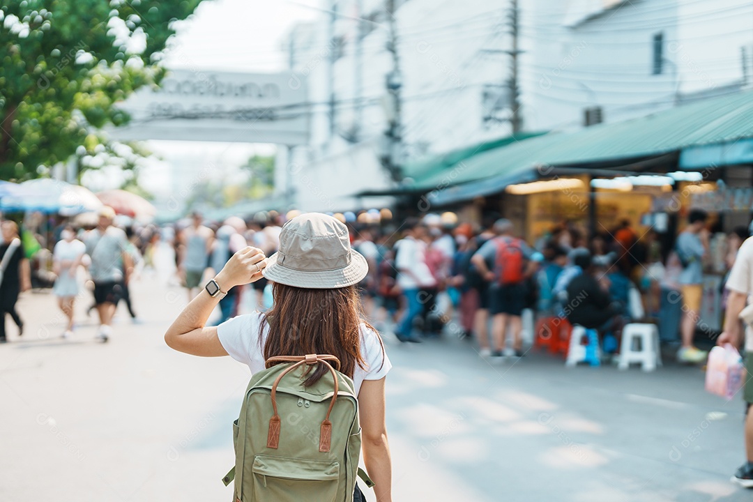 Viajante de mulher visitando Bangkok, turista com mochila