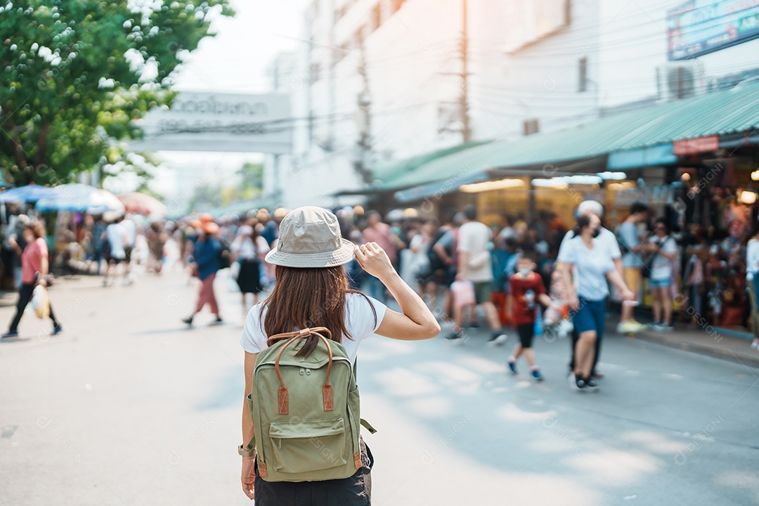 Viajante de mulher visitando Bangkok, turista com mochila