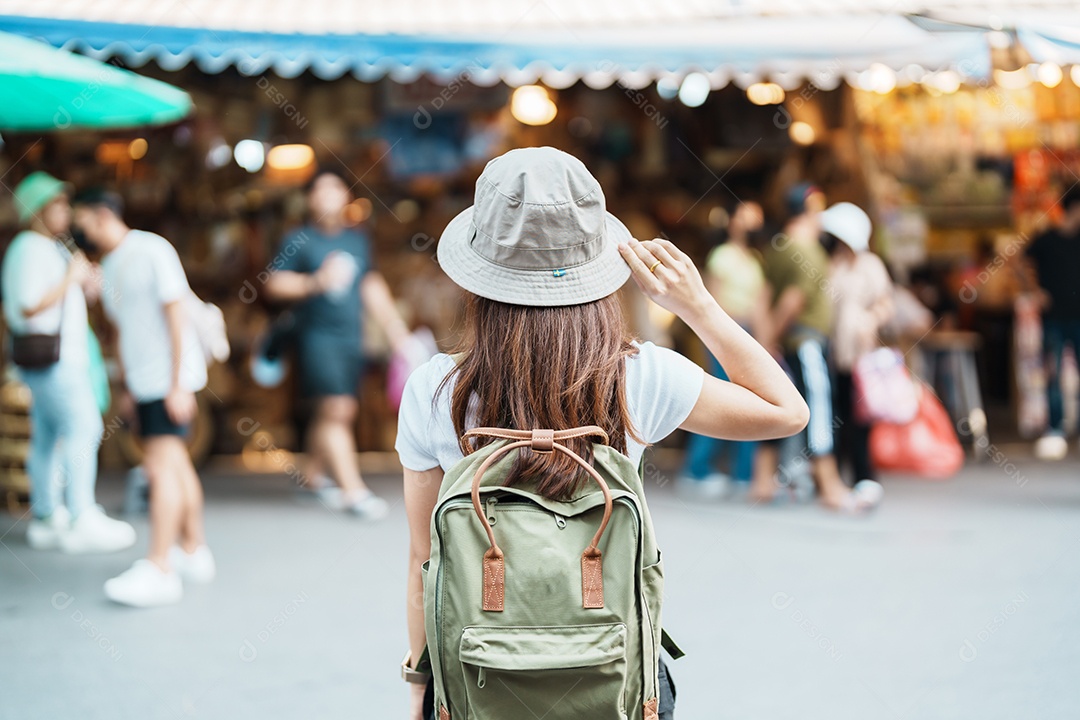 Viajante de mulher visitando Bangkok, turista com mochila