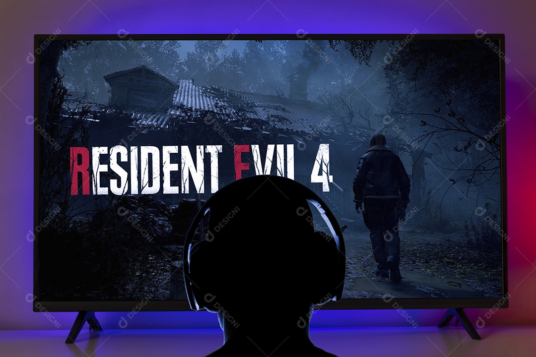 Homem jogando Resident Evil 4 Remake com controle do Xbox na TV