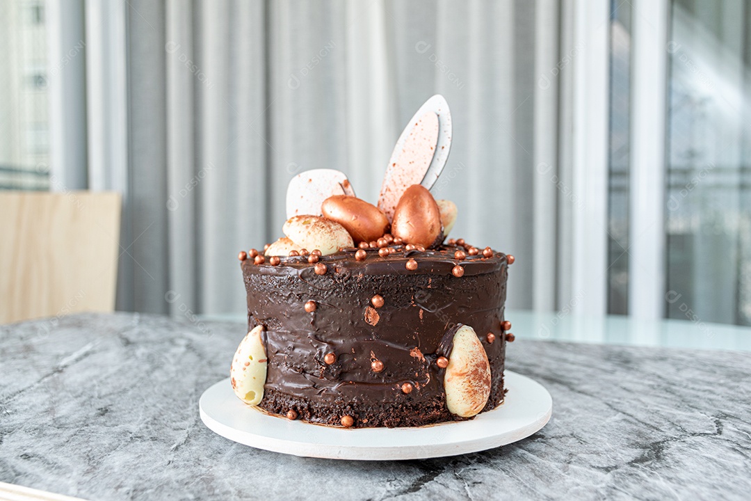 Bolo de chocolate com cobertura de ganache agridoce e decorado