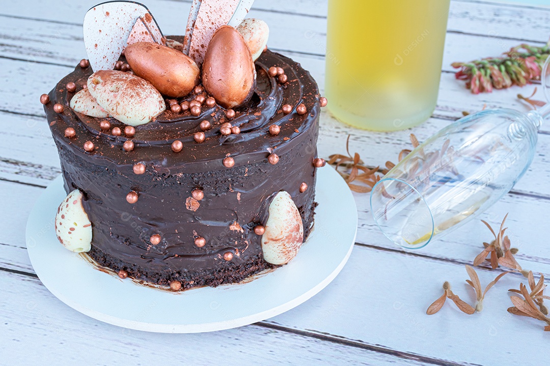 Bolo de chocolate decorado com ovos de páscoa de chocolate branco