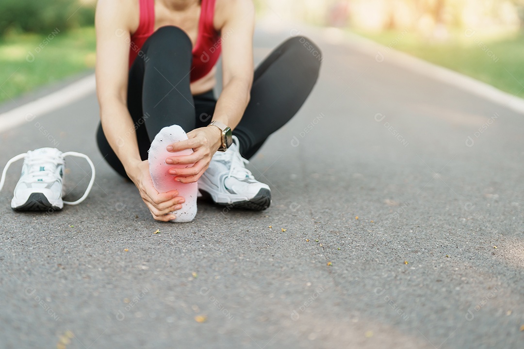 Fêmea adulta jovem com sua dor muscular durante a corrida.